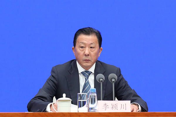 现年26岁的比尼亚是乌拉圭国脚左后卫，2021年加盟罗马，共为罗马出场44次。